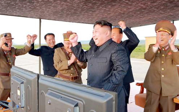 Füze ateşlerken Kuzey Kore lideri böyle görüntülendi 