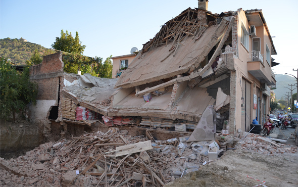Aydın'da 2 katlı ev çöktü