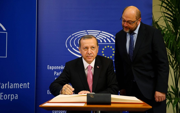 Schulz: Erdoğan'a diz çökmeyeceğim