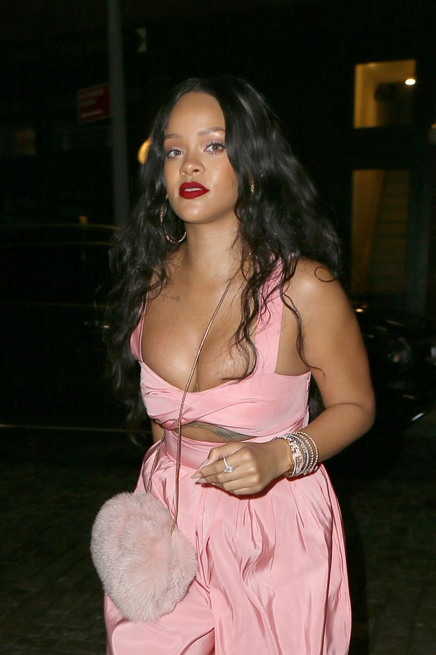 Rihanna'nın 'tulum' tarzı mest etti