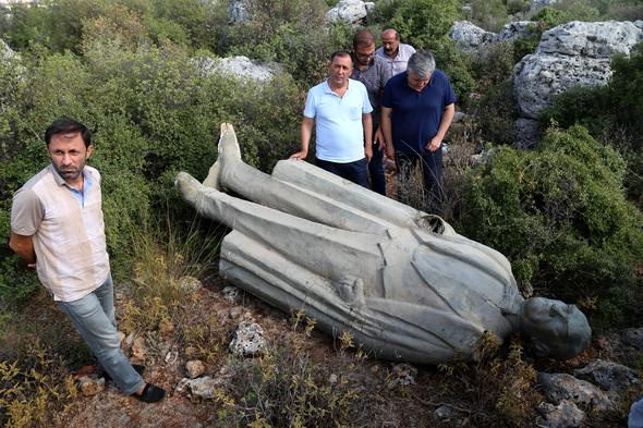 Antalya’da çalılık alanda Atatürk heykeli bulundu!