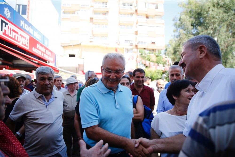 Deniz Baykal kendi elleriyle baklava yedirdi!