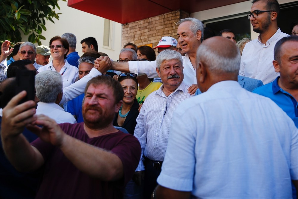 Deniz Baykal kendi elleriyle baklava yedirdi!