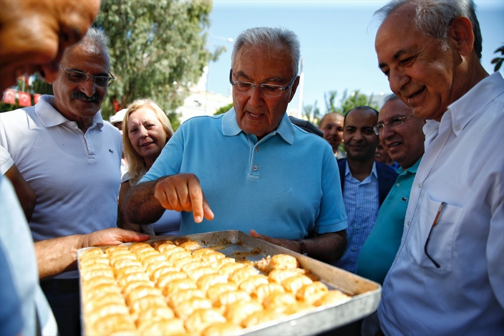 Deniz Baykal kendi elleriyle baklava yedirdi!