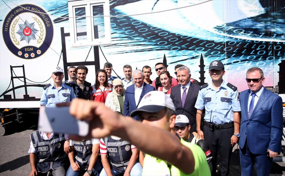 Trafikte Başbakan Yıldırım'ı karşılarında görünce...