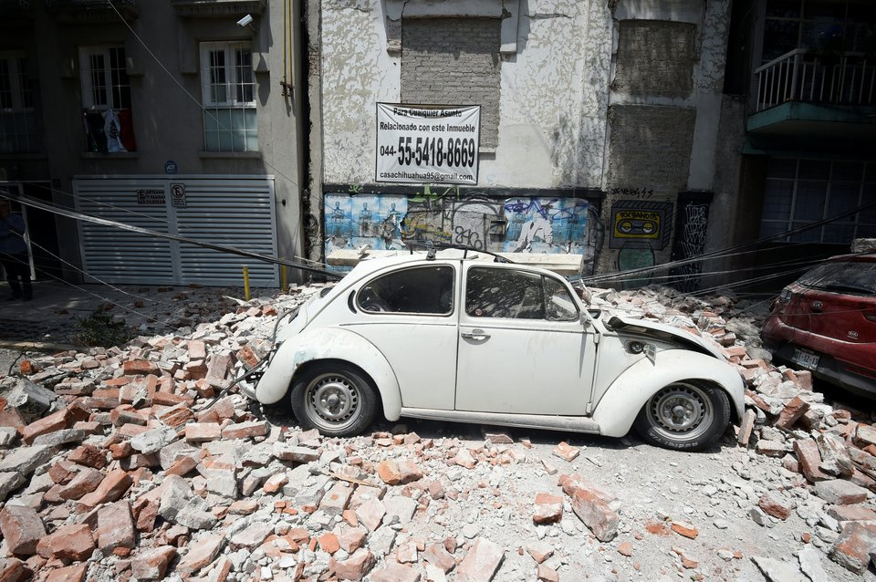 Meksika'da 7.1 şiddetindeki depremle yıkıldı
