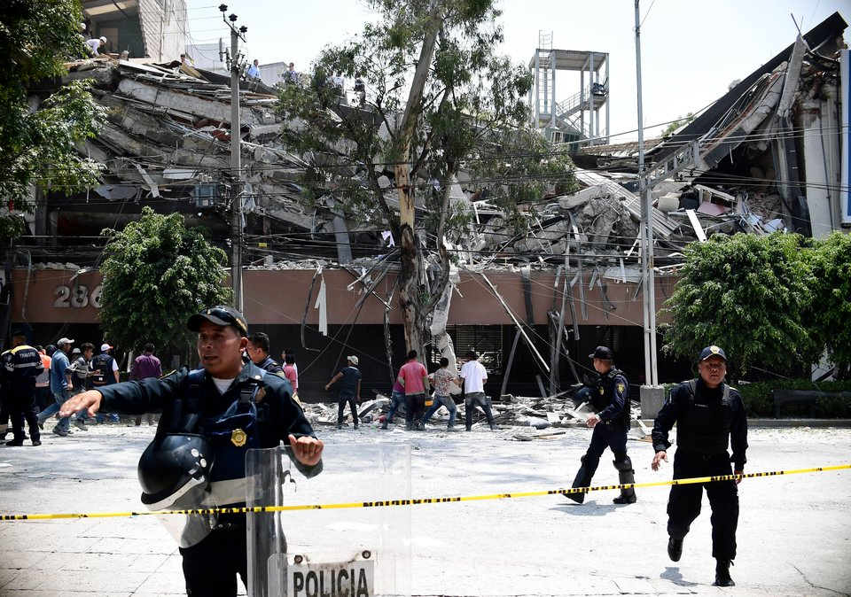 Meksika'da 7.1 şiddetindeki depremle yıkıldı