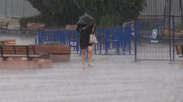 İstanbullu ani yağmura hazırlıksız yakalandı duraklara sığındılar