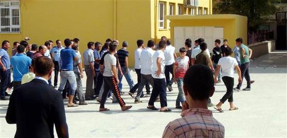 Ortalık birbirine girdi! Okulda Suriyeli kavgası