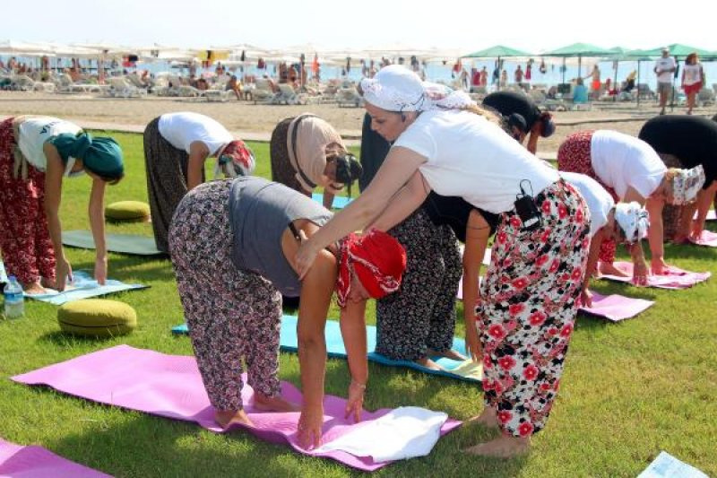 CHP'li başkanın eşinden şalvarlı yoga! Renkli kareler