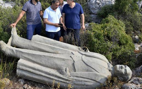 Atatürk heykeliyle ilgili 3 kişi serbest
