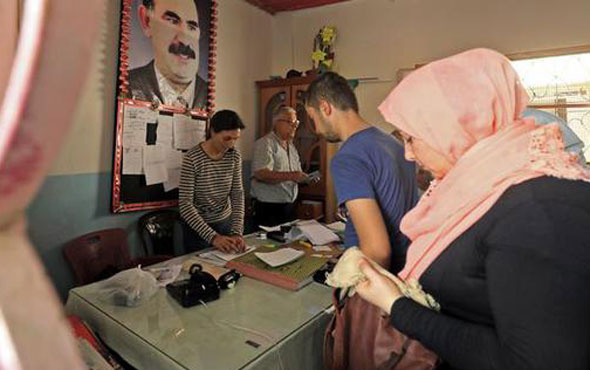 Suriye'de Öcalan posteri önünde seçim sandığı kuruldu...