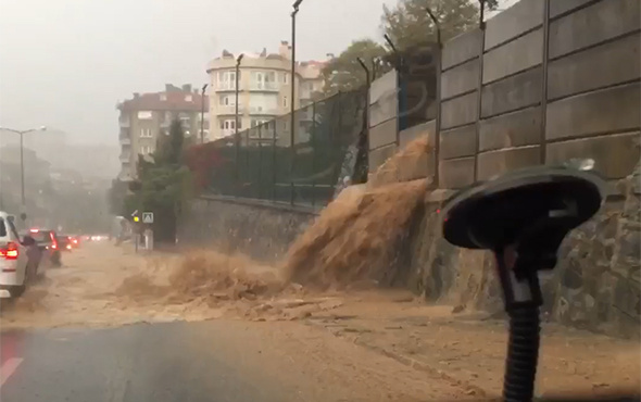 Sağanak yağış İstanbul'u fena vurdu!