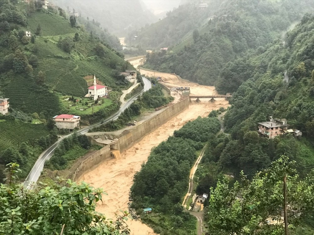 Rize'de sel felaketi! Dereler taştı ölü ve yaralılar var