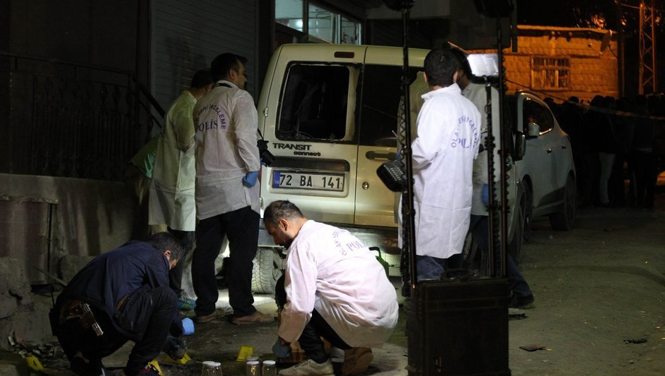 AK Parti İl Başkan yardımcısının aracına bombalı saldırı 
