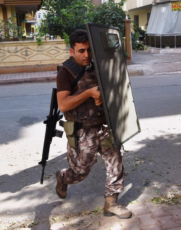 Antalya'da sıcak saatler eşi ve çocuğunu rehin alıp...