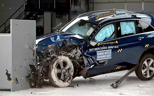 Mercedes'in son modeli kaza testinde bakın ne yaptı!