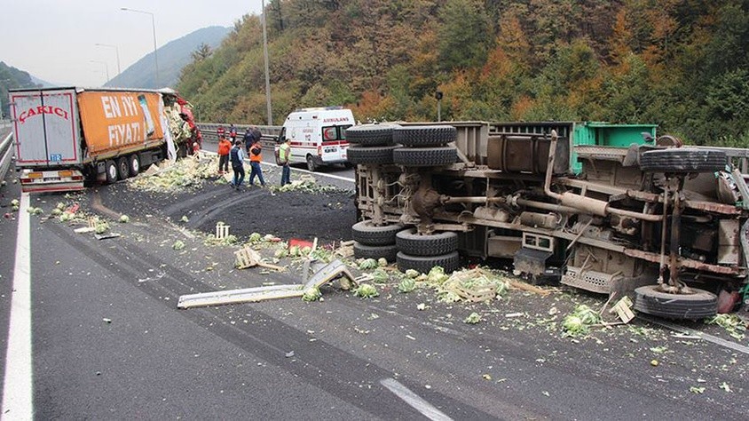 İstanbul yönünü trafiğe kapatan kaza