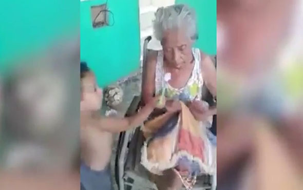 Hasta büyükannesini elleriyle besleyen koca yürekli çocuk