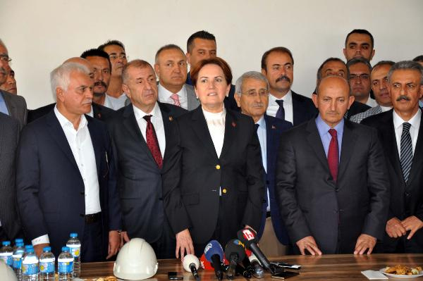 İnşaat işçisi 'bozkurt' işareti yaptı Akşener bombayı patlattı