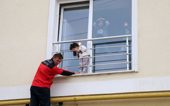 Pencereyle korkuluk arasında sıkışan çocuk kurtarıldı