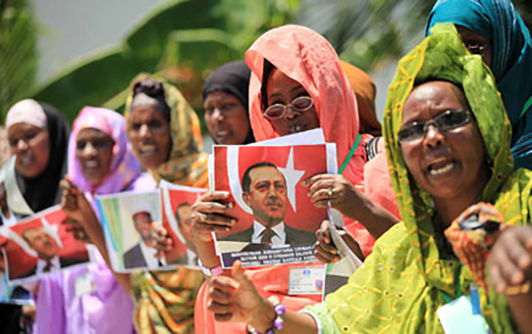 Somalili üç genç kızdan Erdoğan kitabı