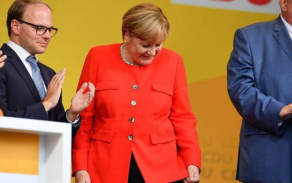 Merkel'e şok saldırı! Neye uğradığını şaşırdı
