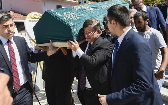 Şerif Mardin'in cenazesi Davutoğlu tabutuna omuz verdi