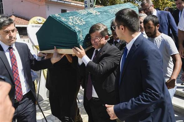 Şerif Mardin'in cenazesi Davutoğlu tabutuna omuz verdi
