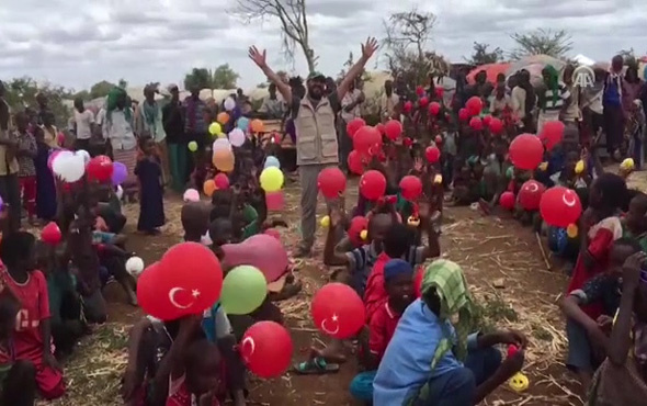 İlk kez balon gören Somalili çocukların mutluluğu