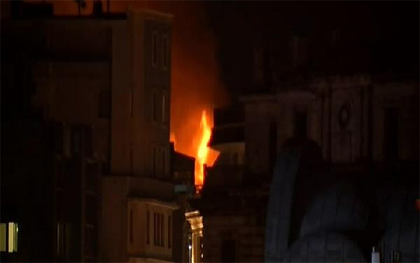 Taksim'de korkutan yangın: Anadolu'dan da görüldü!