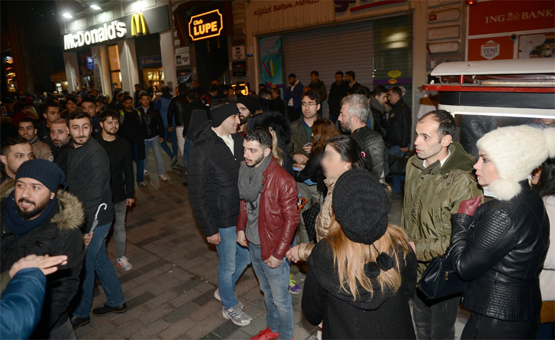 Taksim'de yeni yılın ilk dakikalarında taciz rezaleti 