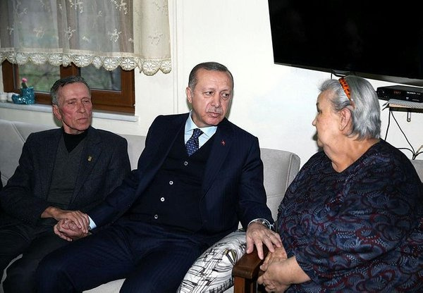 Erdoğan şehit evini ziyaret edip dua etti!
