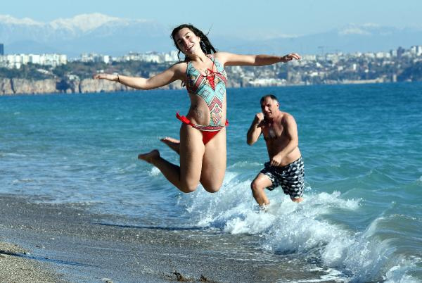 Antalya'da yeni yılın ilk gününde deniz keyfi
