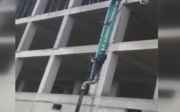 İnşaat işçisi 3’üncü kata beton mikserinin borusuna tutunarak çıktı...