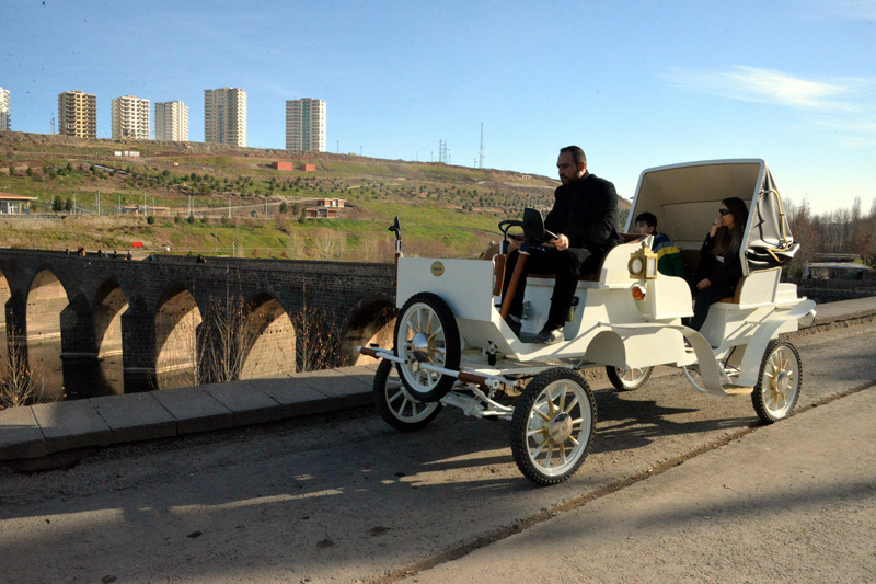 Diyarbakır Sur'da yeni dönem gören el salladı sürücü korna çaldı