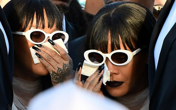Rihanna'yı yasa boğan ölüm! Hüznü değil kıyafeti olay oldu