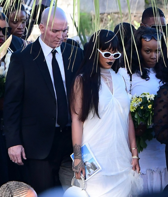 Rihanna'yı yasa boğan ölüm! Hüznü değil kıyafeti olay oldu