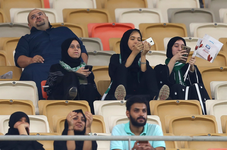 Suudi Arabistan'da futbol karşılaşmasında kadınlar için özel bir bölüm
