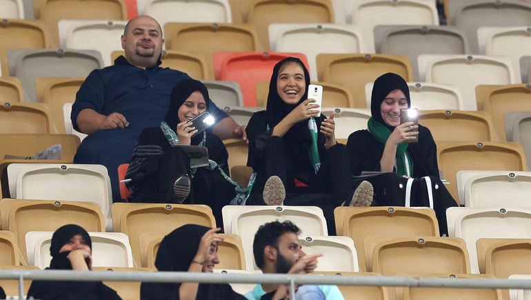 Suudi Arabistan'da futbol karşılaşmasında kadınlar için özel bir bölüm
