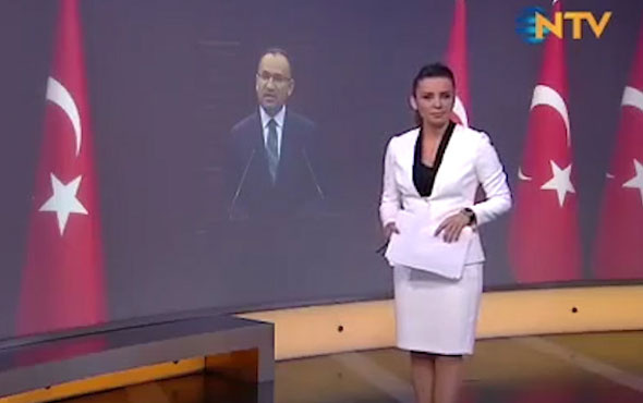 NTV'nin spikeri, Bozdağ haberini sunarken zor anlar yaşadı