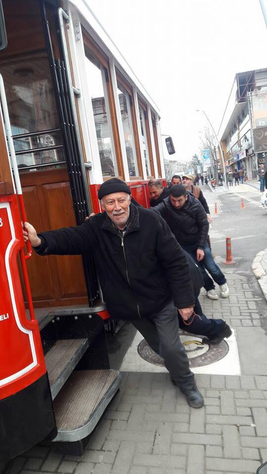Tramvay arıza yapınca vatandaş itti
