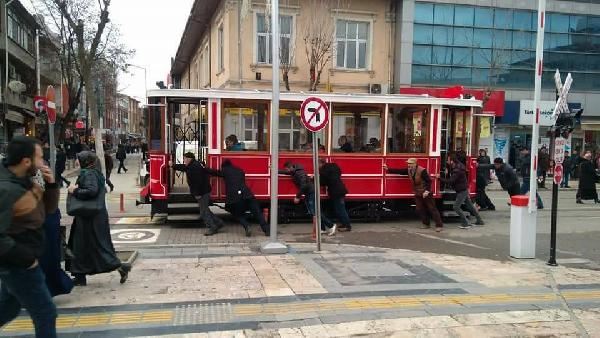 Nostaljik tramvay arıza yaptı vatandaş iterek götürdü!