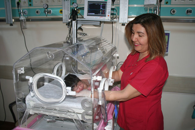 Mersin'de belediye otoparkında yeni doğmuş bebek bulundu