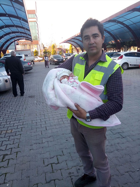Mersin'de belediye otoparkında yeni doğmuş bebek bulundu