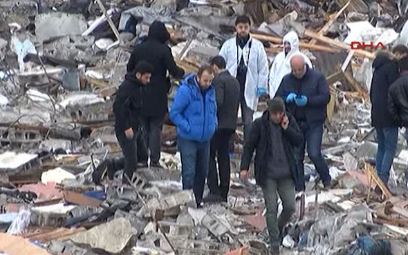 Zeytinburnun'da şoke eden olay yıkılan sitenin içinden ceset çıktı