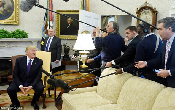 Trump, CNN muhabirini Oval Ofis’ten kovdu: Dışarı!