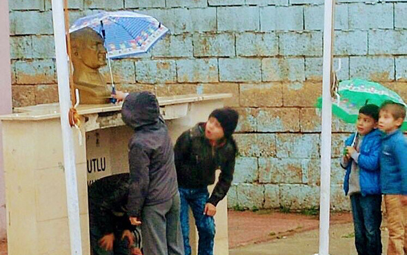 Atatürk büstü ıslanmasın diye şemsiye tuttular