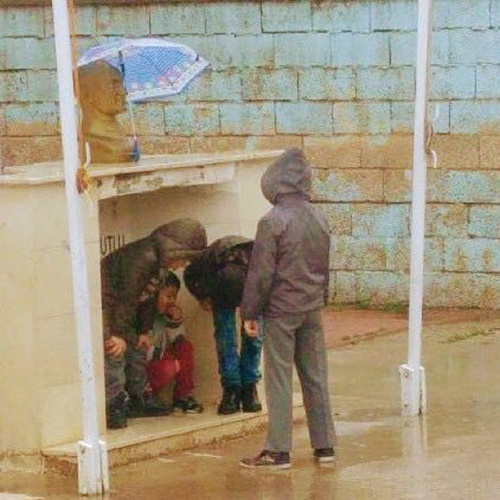Atatürk büstü ıslanmasın diye şemsiye tuttular