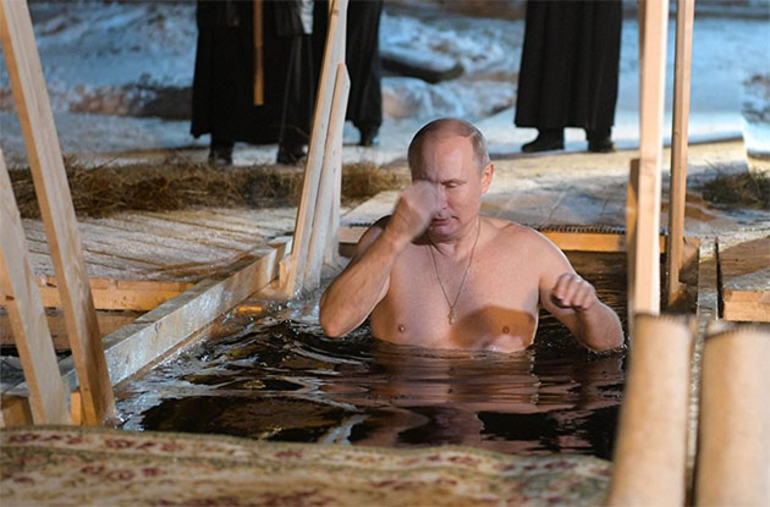 Putin buz gibi suda vaftiz oldu! Turp gibiyim mesajı